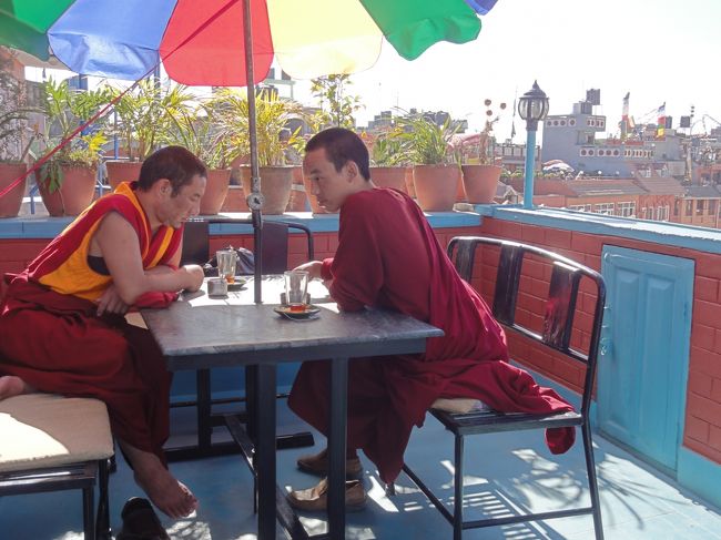 となりの席には紅茶でねばるお坊さん２人。<br />ずいぶん前からいるらしく、お湯を何度も注ぎ足してもらっている。<br />お勤めは大丈夫？