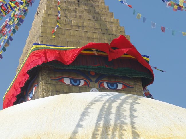 大きく鋭いまなざしに別れを告げて、タクシーでスワヤンブナートへ。<br />300Rsで交渉成立。<br />あまり渋滞していないのに時間がかかる。<br />かなり距離があるようだが、300は安いなと思いながら揺られる。ドライバーも感じのいい人だ。<br />途中おっちゃんが「なんか足が冷たい」と言うので、シートを見るが、掃除が行き届いているようで、異常はない。<br />そうこうしているうちに、私もジーンズのもものうしろのあたりが冷たくなってきた。<br />スワヤンブナートに着いて、降りてみると２人とも下半身が湿っている。「何これー！」という勢いで抗議すると、今朝後部シートに水をかけて洗ったんだと平気な顔。<br />まあ水ならよしとしよう、天気もいいし、と、もぞもぞしながら歩いていたらすぐ乾いてきた。<br />あのタクシー次はどんな客を拾ったんだろうか？