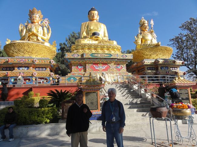 大きなキンピカの仏像３体。<br />違和感がありすぎて、あまり手を合わせる気になれない。奈良の大仏の創建当時も金ピカだったらしいが、ピースパゴダといい、ここといい、光物が好きなのか？