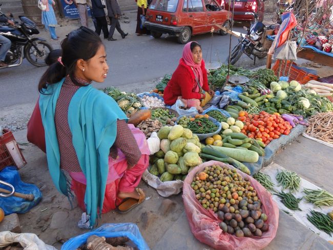 ストゥーパ方面へ向かう。<br />路上で売ってる野菜が日本と同じものばかり。<br />こうして並べてあるときれい。
