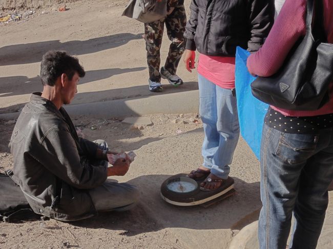 サルの多い林を抜けて車道をとおり駐車場の方向へ。<br />体重をはかる商売の人。<br />おお！おそろしい。私の顔にいやと書いてあったらしい。当然声をかけられなかった。<br />１回１ルピー。薄利多売。<br />