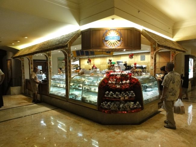 ホテルに帰って一息ついたらドッと疲れが・・・今日の夕食はホテルのデリでいいか〜と。<br />ロビー横にあるカフェチノ。24Ｈ営業で便利だけど、ホテル価格なので少しお高いです。<br /><br />こんなとき近くにコンビニやファーストフォード系のお店がないヒルトンは不便かもしれません。