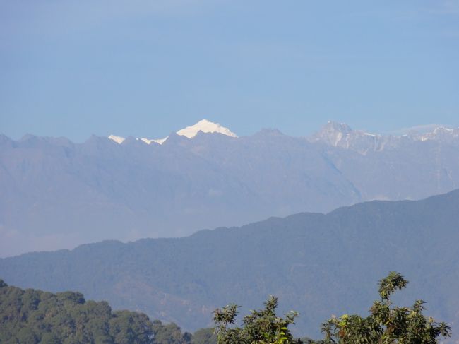 山のはるか向こうに白い山。<br />ランタンリルンらしい。<br />さんざん白い山を見てきたのに、こうして見えるとまたうれしい。