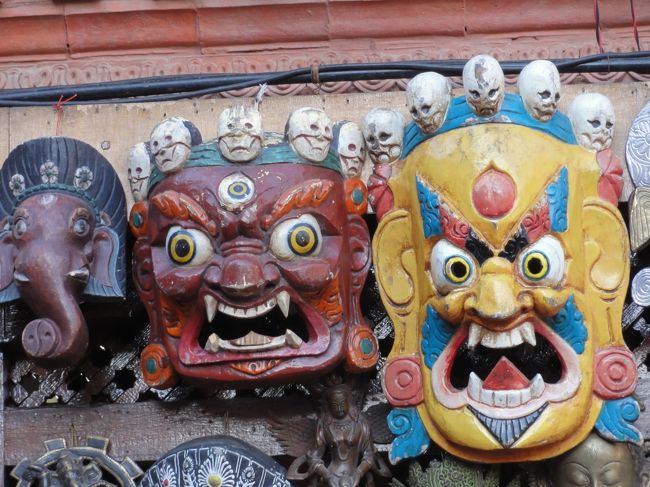 お面に惹かれるけど、重いんだろうなと思うと買えない。<br />見ているだけで楽しい。（お店の人は楽しくない）