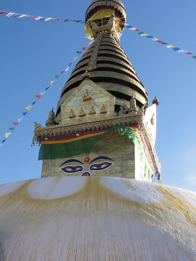 ボダナートの顔よりこちらのほうが少し慈悲深い感じがする。<br />まったくの私見ですが…