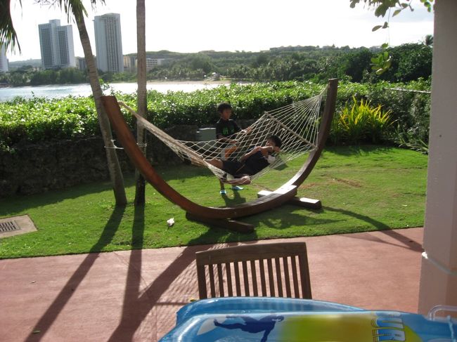 朝食後に早速プールへ。出足が遅れたのか今日は朝からチェアがいっぱい。そういえば初日よりホテルに滞在している人も増えています。ちょっと隠れ家的なガーデンの中でのんびり日向ぼっこ。<br />こんなハンモッグもあります。<br />←長男３回落下。