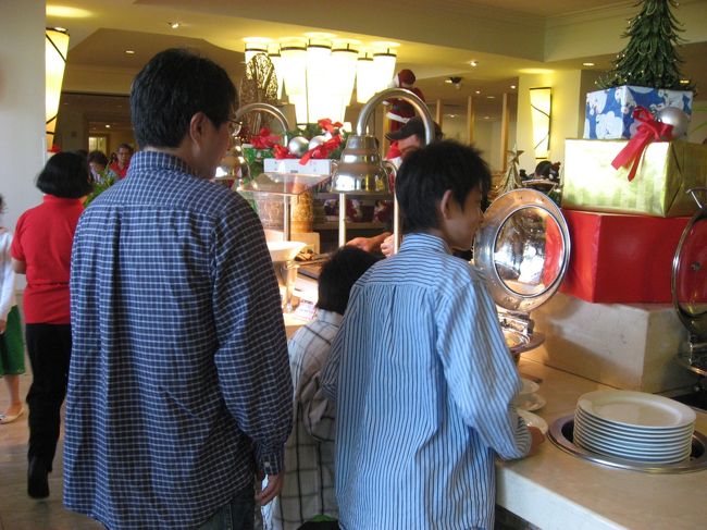 ヒルトンのクリスマスブランチへ。日本のホームページより予約しました。大人$39、小人$19でシャンパン飲み放題です。<br />入り口で予約のチェックと料金を先に支払うので長ーい列が。<br />待っている間にもジュースやシャンパンサービス。<br /><br />日本人率は半分ぐらいです。ローカルの方々がたくさん。