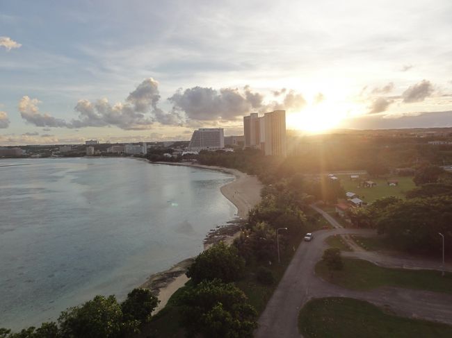 朝日が昇るタモン湾。<br />実は帰国便は早朝発。少しずつ朝方に体を慣らすよう早起きを心がけました。朝日が昇る瞬間をゆっくり眺めるなんてなかなか日本ではできません。