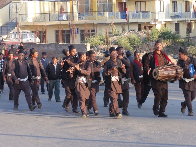 帰り道結婚式を盛り上げる音楽隊の一行に出会う。<br />ネパールは今が結婚式のシーズン。<br />結婚式をする時期はきまっているらしく、ポカラのホテルマウンテンヴィラのオーナー一家も、仕事が忙しい時期に結婚式が多くて…とぼやいていた。<br />民族にもよるが、２日〜１週間は行事が続くらしいからお金も体も大変だ。