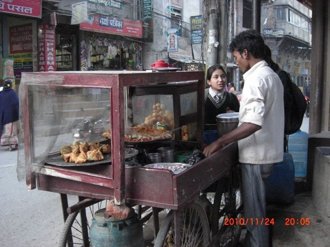 もう少しでタメルのようだ。<br />このあたりのお店は地元客も来るので、タメルとは少し雰囲気が違う。時間があまりないので、寄り道しないで、日が暮れないうちに帰ることにする。<br />