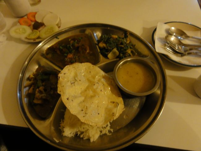 夕食は桃太郎本店。ポカラ支店で勧められた定食を頼んでみる。<br />たしかにカレーがおいしいというか、日本ぽいというか。<br />おいしくて安くてけっこうでした。日本人は見なかったけど。