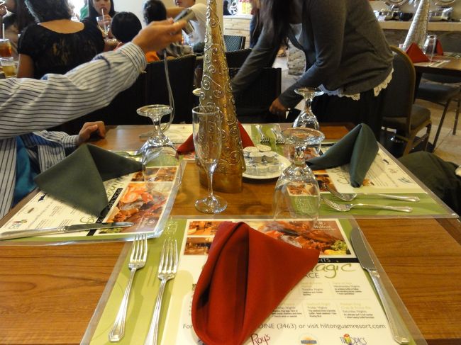 テーブルセットはクリスマス。<br /><br />ローカルの方たちは親戚一同集まってちょっとしたパーティーのよう。「メリークリスマス♪」と抱き合ったり、子供たちが大人みんなにそれぞれカードプレゼントしていたり。<br /><br />なんだかとてもアットホームな雰囲気。