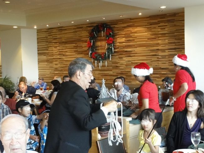 マジックのおじさん・・・おじいちゃんも席に回ってきてくれます。<br />お客さんもお手伝いしたりして。結構盛り上がっていました。<br /><br />おしゃれなランチ、洗練されたパーティーでは決していないですが、ローカルの方々と一緒に楽しむアットホームなクリスマスブランチとして考えたらそれなりに味わいがあって良かったと思います。