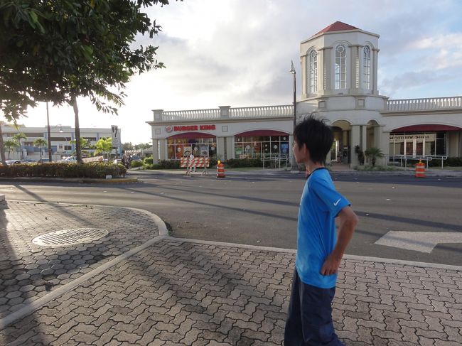 夕食のためバスで街へ。ヒルトンはホテルの玄関前までバスが来てくれるので楽でした。タモンシャトルは8分おきに来ます。何度も利用しましたが、そんなに待たされた〜という記憶もありません。<br /><br />まあ子供も大きいし、ホテル以外で夕食をと思うと必ずバス乗らないと行けないヒルトンでもそんなに不便さは感じませんが、やっぱり小さいお子さん連れにはちょっと大変な面もあるかも。<br /><br />バス停でお話した3〜4歳の女の子とベビーカーの赤ちゃん連れのご夫婦は、<br />いつも運転手が「Next bus！」と言ってバスになかなか乗れず、子供がぐずって結局タクシーばかり使ってます〜っとおっしゃてました。<br /><br />同じバスに乗り込みましたが、混んでいる時にベビーカー抱えての乗車、大変そうでした・・・。