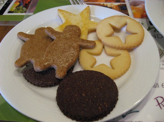 我が家は食べるとなると写真に残すことをすっかり忘れてしまう・・・。気が付いた時はもうデザートしかない。これはクリスマスクッキー。<br /><br />お料理はシーフードが美味しかった♪シーバスのムニエル、サーモンのパイ包み、茹でたプリプリのクラブの身。焼いてもらったローストビーフは硬かったらしいです。