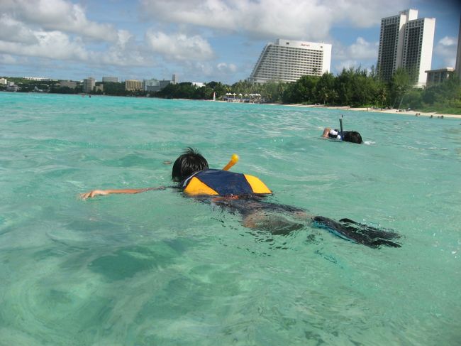 昼からはイパオビーチへ歩いてシュノーケリング。<br />ヒルトンを選んだ理由のひとつはこのイパオビーチへ歩いていけること。<br /><br />土曜日なのでローカルの家族連れもたくさんバーベキューを楽しんでらっしゃいます。
