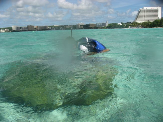 こんな岩場の近くにたくさん綺麗な魚がいました。<br /><br />本当は珊瑚礁に群がるカラフルな魚を見せてあげたかったな〜。<br />どうも今の時期風や潮がきついらしいです。<br /><br />