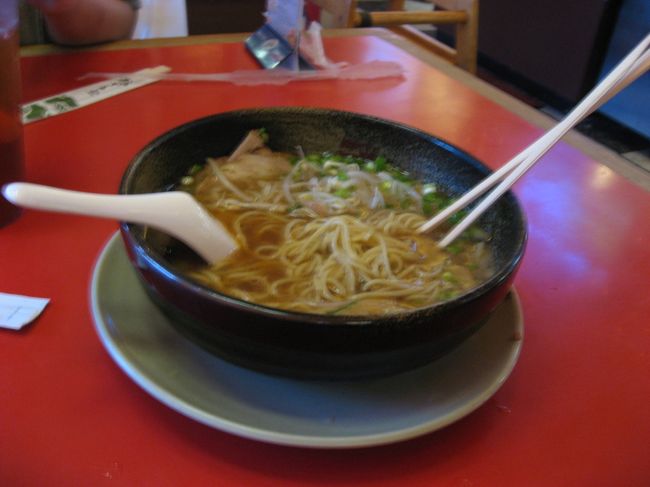 クリスマスだけどラーメン（笑）<br />ホテルロード沿いにある藤一番さん。すごい人気店でした。お休みのお店が多かったことも影響してるのかな？<br />なかなか美味しかったですよ〜！餃子も。<br /><br />ここはサービス料は入りません。レジ横にチップを入れる透明なボックスがあるのでお釣りからいくらか入れる。レジのお姉さんが「Thank you♪」と微笑んでくれました。<br />こういうボックスがあるとチップを渡しなれない日本人でも気楽でいいな〜。