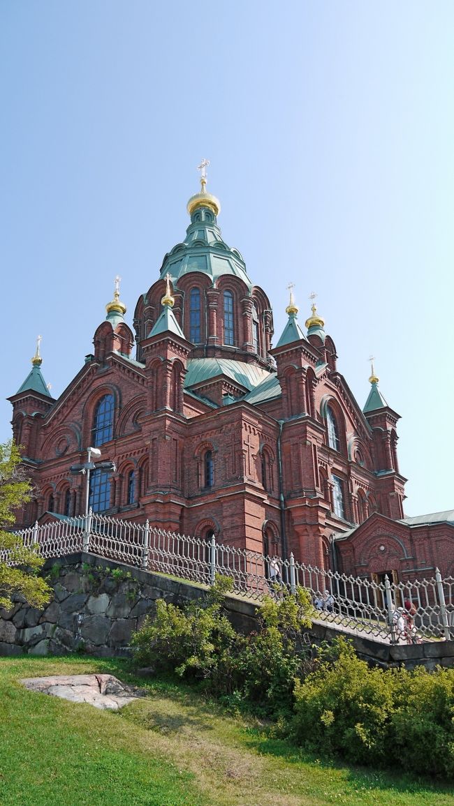 1056 Uspenskin katedraali(ウスペンスキー寺院）に．1868年．サンクトペテルブルクの壮麗なロシア正教寺院にはまけるが，ここもすばらしい寺院だ．坂を登っていく