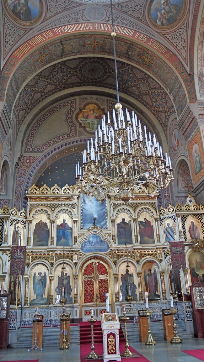 中は正教らしく，たくさんのイコン