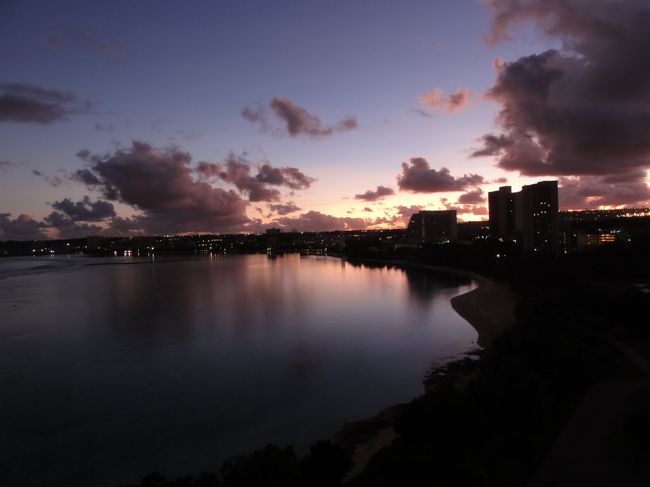 夜明け前に起きてビーチへ散歩に行ってみます。<br />まだ薄明かりの街。