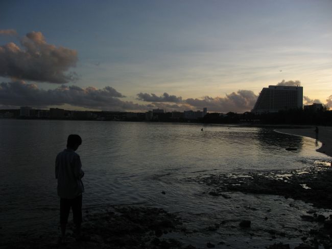 明け方は潮が引いているので岩場の潮溜まりにたくさんの小魚が見えました。<br />実はこの朝のお散歩のときに岩場で次男が大転倒。潮が引いているととても滑りやすくなっていました。お尻のあざだけで済んでよかったです。もし頭でも打っていたら大事でした〜。