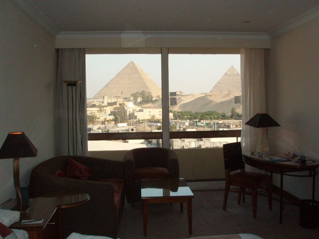今回は予約の時点でクラブカテゴリーのピラミッドビューを予約していましたので<br />特別にアップグレードはありませんでした。<br />　部屋はクラブフロアのど真ん中。<br />部屋に入ってびっくり、ピラミッドが目前に鎮座なさっています。<br /><br />結果から言うとこのホテルはこれだけ。<br />まあこれが目的だったんですが・・・