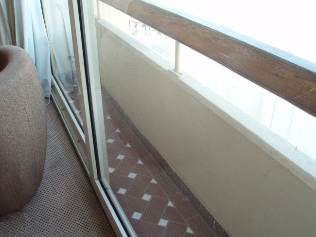 とても狭いですが外に出られるベランダがあります。<br /><br />リラックスできるようなスペースはありません。