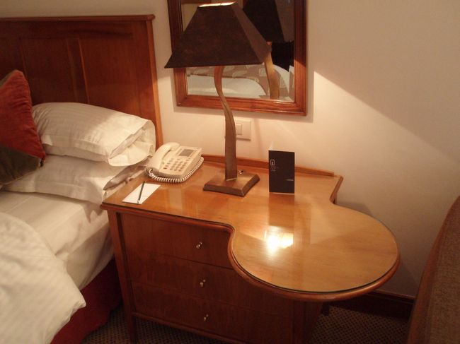 サイドテーブルは変に大きい