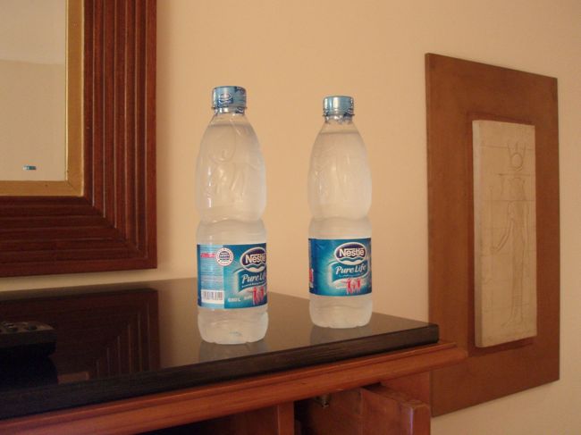 無料の水２本。　３５度から４０度の気候ではまったく足りません。