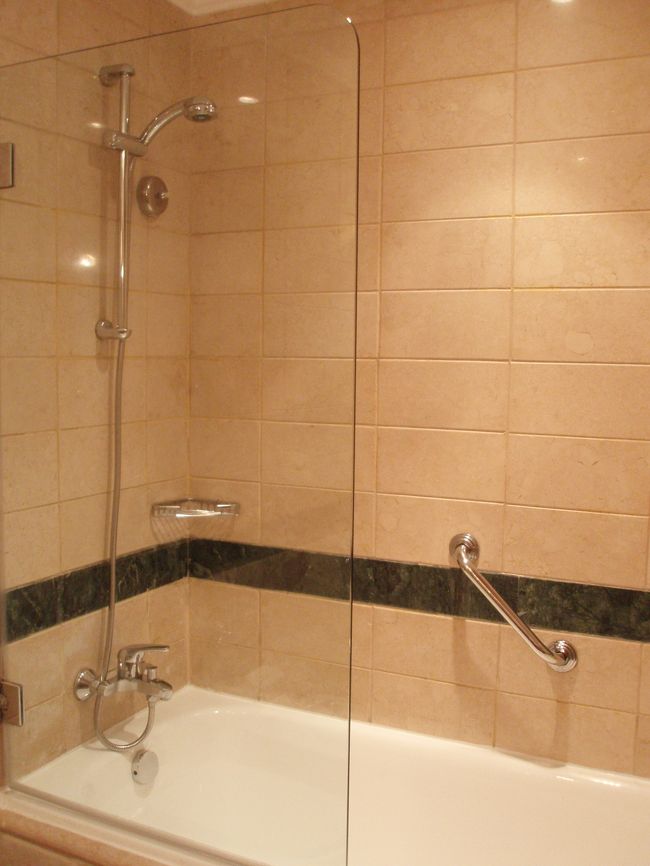 バスタブあり。シャワーカーテンは無く、ガラスです。　　<br />うまく入らないとやはり水浸しになります