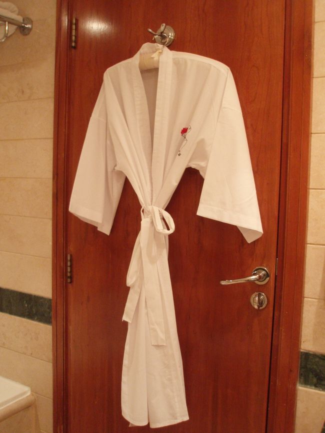 バスローブというより綿の浴衣もどき。ぺらぺらです。<br />着心地も悪い。