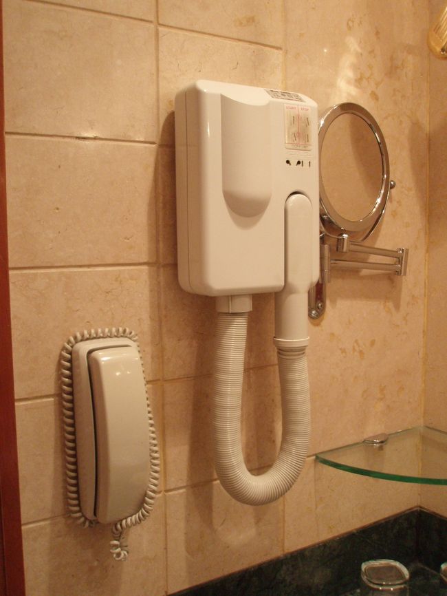 ドライヤーは備え付け。使い勝手はもうひとつ
