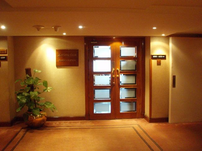 同じ階にあるクラブラウンジ。つまむものはほとんどありませんでした。<br />いすに座るとウエイトレスが飲みのもを聞きにきてくれます。<br />ホテルの中に飲料水を売っている店がなかったので<br />いつもラウンジでペットボトルの水をもらって部屋に帰っていました。<br /><br />レストランで朝食を食べましたがまったく普通。