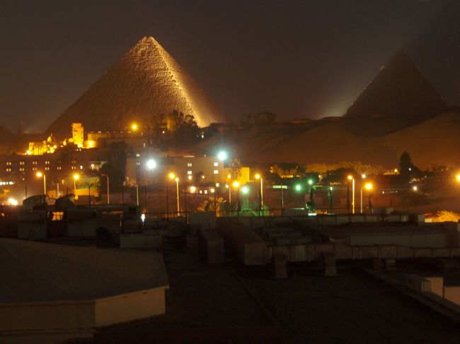 音と光のショーをやっている時間のピラミッドに光が当たるときだけ<br />ピラミッドが暗闇に浮かんで見えます。