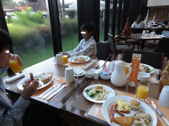 ここの朝食も最後。３日目となるとメニューもマンネリ化かなあ〜と思っていましたが、この日初めて食べたパンケーキの美味しさに驚き！「しまったぁ〜もっと前に食べておけばよかった〜！」と激しく後悔。