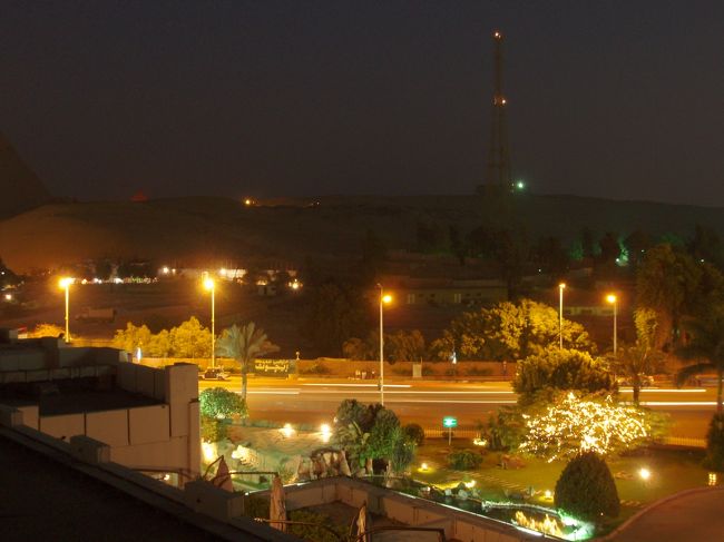 ショーが終わると残念ながらピラミッドは影も形も無くなり<br />ただ暗闇。目を凝らしても見えません