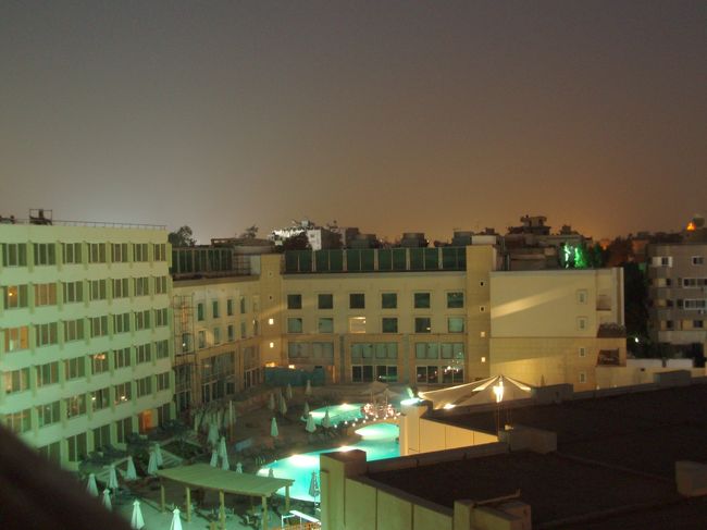 ベランダからホテルを見ますとホテルの中でもピラミッドビューなのはこの方向の部屋のみ。そしてベランダのついている部屋は見渡す限りでは無く、この部屋の周囲のみのようでした。<br />　宿泊するにはこのカテゴリー以外では少し寂しいでしょうか。