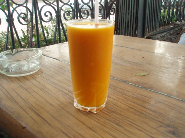 一押しはフレッシュマンゴージュース。<br />安くて、本物でした。<br />これを飲むとエジプトという感じがします。<br />日本では出会ったことがありません。