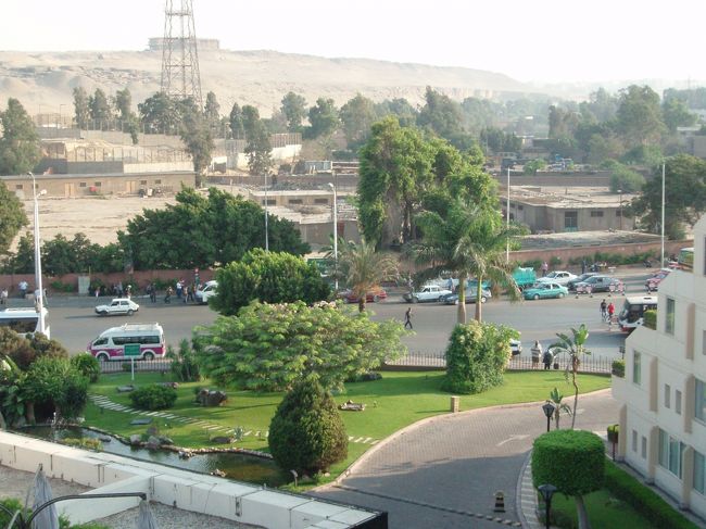 ピラミッド観光は徒歩で行きました。<br />体力に自信の無い私達が行けたのですから<br />行って行けないことはまったくありませんが、きつかったことは確かです。<br />注意事項です<br />①まずホテル前の道路の横断　車が途切れることは無いので<br />　目を瞑っていくしかないです。やばくなると車は止まってくれました。<br />　ビビッていたら一生渡れません。横断歩道、信号はありません。<br />②ピラミッドのチケット売り場までは徒歩でゆっくり１５分ぐらいでしょうか<br />　途中入り口はこっちだといってうそを言うらくだ屋がいます。<br />　欧米人はだまされて喧嘩していました。<br />③チケット売り場のおやじはおつりをちょろまかします。見事にやられました<br />④中に入ると写真を撮ってくれるおやじがいますが、らくだ屋の一味です。<br />　写真を撮らせるだけ取らせて逃げました<br />⑤途中オベロイホテルがありますがその周辺の店の水は安かったです。<br /><br />半日もあればゆっくり十分にめぐれました。<br />まとめ<br />ホテルはコストパフォーマンスはいいですがピラミッド観光以外は無意味