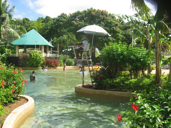 タオル$5・ロッカー$2。タオルは返却したら$3返ってくるシステムです。更衣室もシャワーも思っていた以上に綺麗にされていました。<br />流れるプールとたくさんのスライダー。コンパクトな園内だけど、木々が多いので狭さを感じません。ただ休憩用のチェアが少ないので早く行って確保したほうがいいかも。<br /><br />水はすこし濁っていたかな〜？子供らは全く気にせずがんがん泳いでたけど。<br />