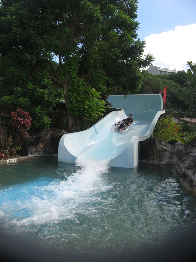 「ファミリーフレーム」は３人用の浮き輪までありました。<br />日本だと、めがねはダメ、ピアスも外してととっても厳しかったりするけど、ココはとってもアバウトな感じ。年齢や身長制限も特になかったような？<br />けど、監視員のお姉さんがちゃんと見ていて、ノロノロしてるとピッー！！！と笛を吹かれます。