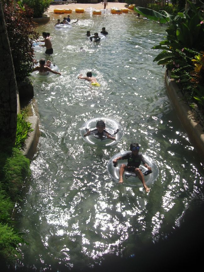 浮き輪はあちこちに置いてあったりするのでなくなることはなかったです。<br />プカプか浮かんでいい気持ち。<br /><br />お昼ごはんの写真はありませんが、バーガーやチキンバーベキューのプレートがありました。泳いでいるとこのチキンを焼くいい匂いが〜〜〜。
