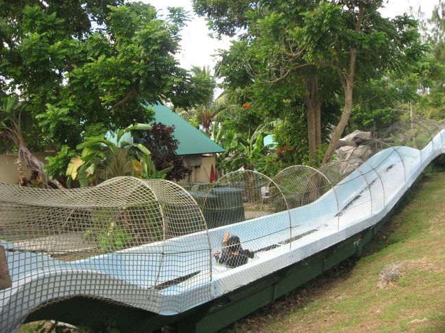 これが逆スライダーの「マスターブラスター」。ものすごい噴射の力で上にあるスライダー入り口までラク〜に運んで行ってもらえます。<br />ただし、一人用浮き輪のみ使用可。<br /><br />私たちの前にスタートした欧米系のおじさんが、体重オーバーなのか何度も途中で落ちてくる。結局最後まで係りのおにいさんに押し上げてもらうことに。陽気なおじさんは「hooooo〜♪」と一人で大盛り上がり。笑っていたら、今度は日本人のおじさんも上り切れず、恥ずかしいのか台の横を掴み、腕の力で無理やり登ってる！！<br />ココでハッと我に返り、自分自身のコトが心配に。私の体重･･･大丈夫！？もし上れなかったら･･･めちゃくちゃ恥ずかしいやーん！旦那も真顔で「尻浮かせて摩擦をなくせ、摩擦をっ！」と真剣に言ってくるのでますます不安に。<br />何だか別の意味でスリリングな体験でした・・・（ちゃんと上れました）