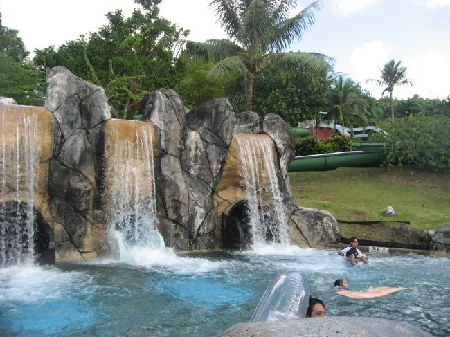 他にもスライダーがたくさん。ほとんど並ぶことなく滑れるから、閉演の４時まで何度も何度も挑戦。<br />