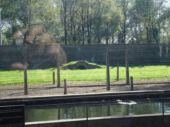 第6ブロック内<br /><br />オシフェンチム付近のモノビツェに、合成ゴムとガソリンの工場「ブナ・ヴェルケ」を建設し、IGファルベンインダストリーは、優先的に労働力として囚人を利用した。3年の間にその「ブナ」工場では、3万人のアウシュビッツ収容所の囚人が死んでいった。アウシュビッツ収容所管轄下のミニ収容所の殆どは、シレジア地方の炭鉱、鉄工所と工場の近くに建設された。囚人たちは石炭採掘や軍事工場、火薬工場などの建設作業に駆り出された。