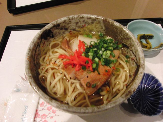 ホテルに帰って、<br /><br />年を越える前に、<br /><br />年越しそばを食べました。<br /><br /><br />沖縄そば好きなんで、<br /><br />年越しそばが沖縄そばなんて、<br /><br />嬉しかったです☆