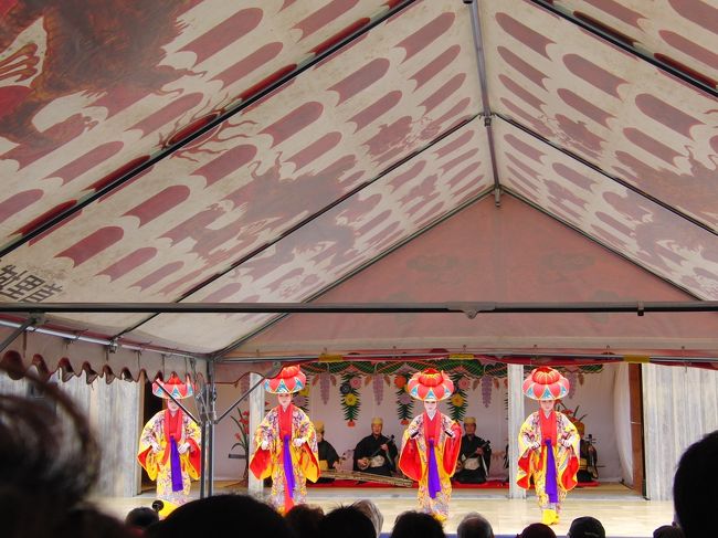 お正月ということで、<br /><br />様々な踊りの舞台をやっていて、<br /><br />楽しめました♪