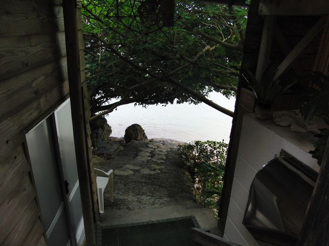 階段を下りると、<br /><br />すぐ海。