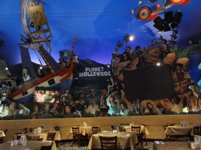 閉園までたっぷり遊んで夕食はＤＦＳ奥のプラネットハリウッド。<br />まだ夕方5時前だったので貸切。